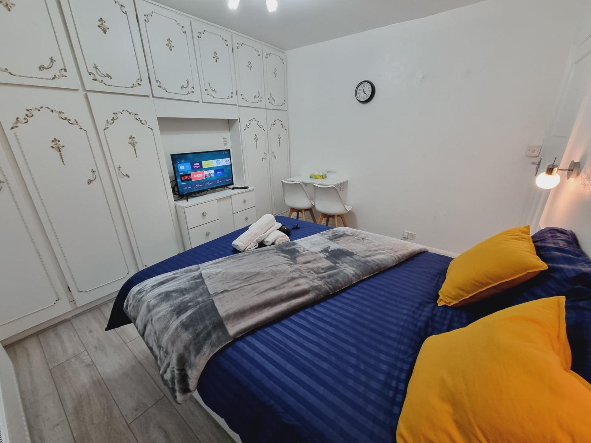 Luxury Double Bed With Private Bathroom, Netflix, Work Space And Wifi 利兹 外观 照片